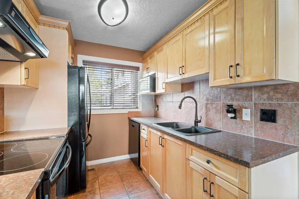 6 Edgeburn Place NW