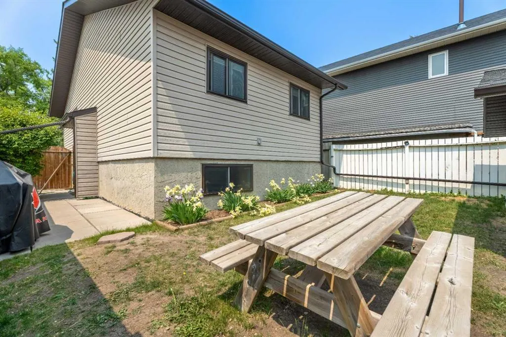 6 Edgeburn Place NW