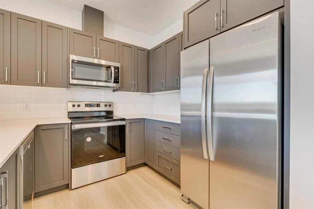 65 Belvedere Pointe SE, #406