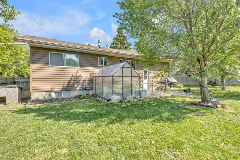 10 45 Street Crescent