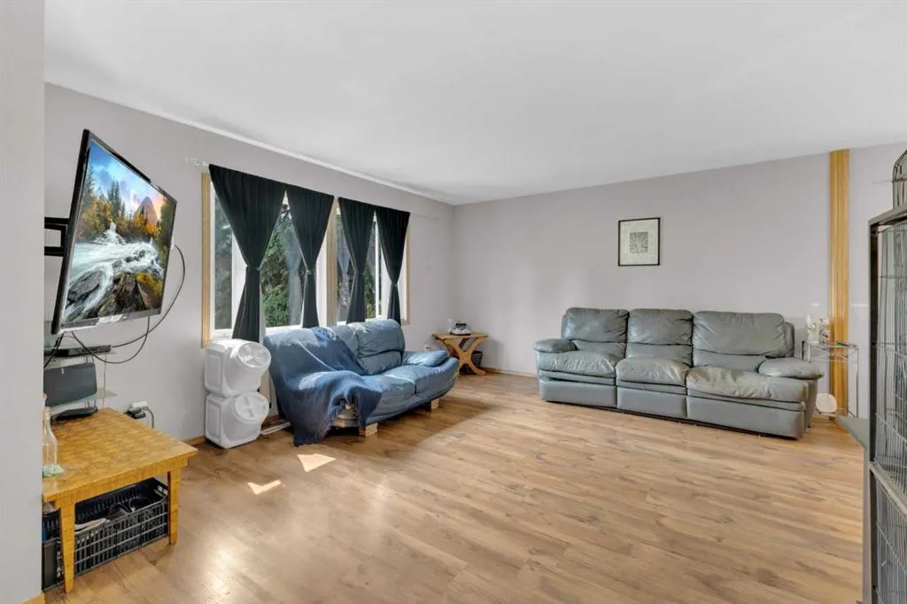 10 45 Street Crescent