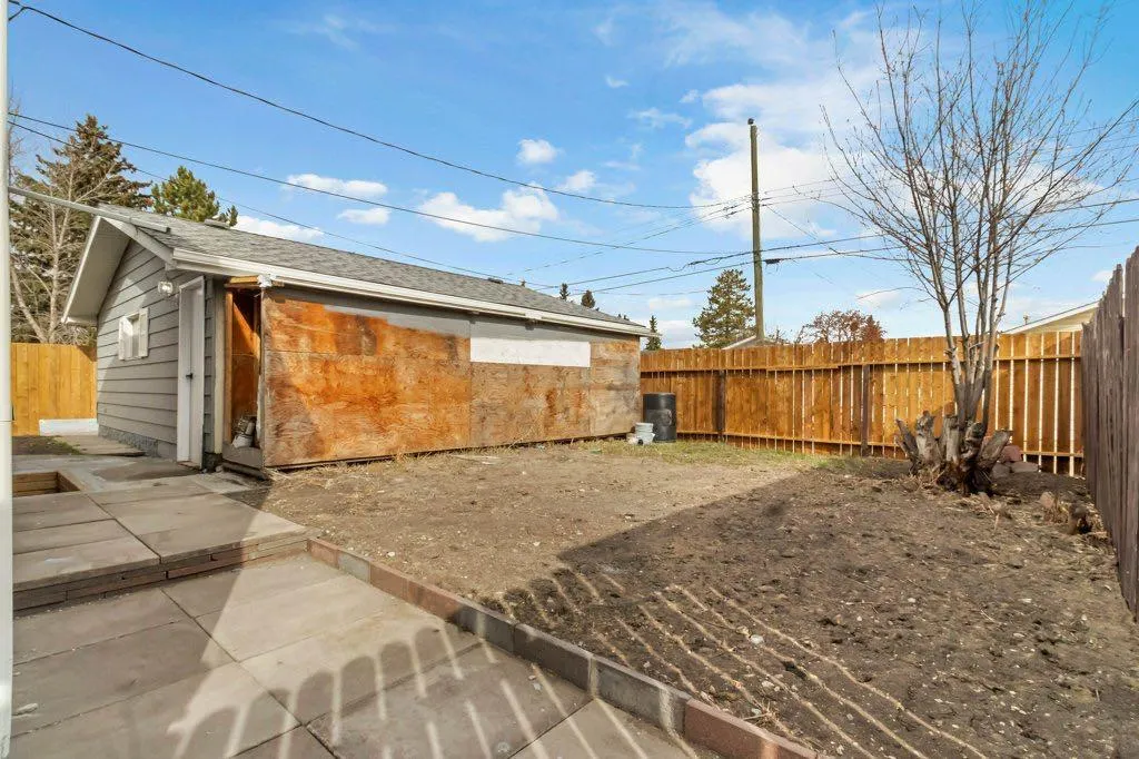 231 Penmeadows Close SE