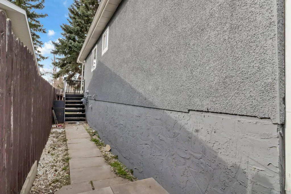 231 Penmeadows Close SE