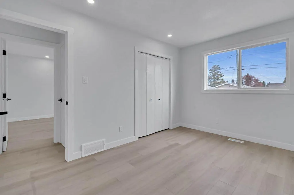 231 Penmeadows Close SE