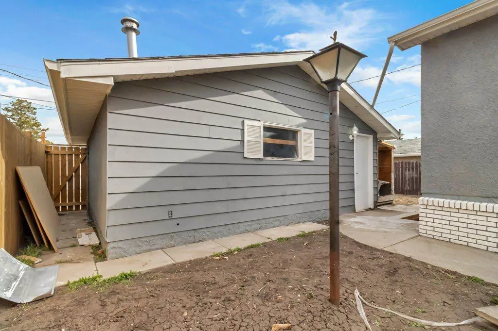 231 Penmeadows Close SE