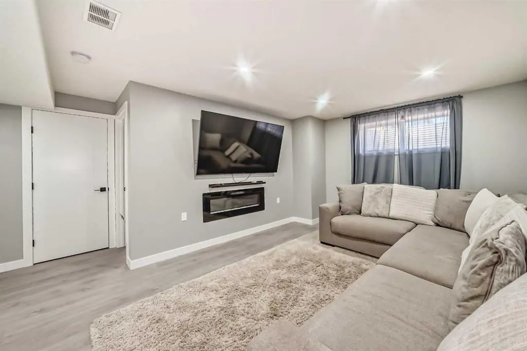301 Brightonstone Green SE