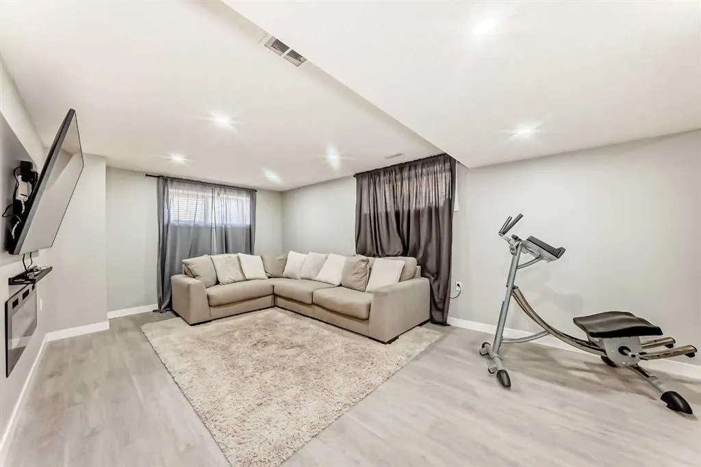 301 Brightonstone Green SE