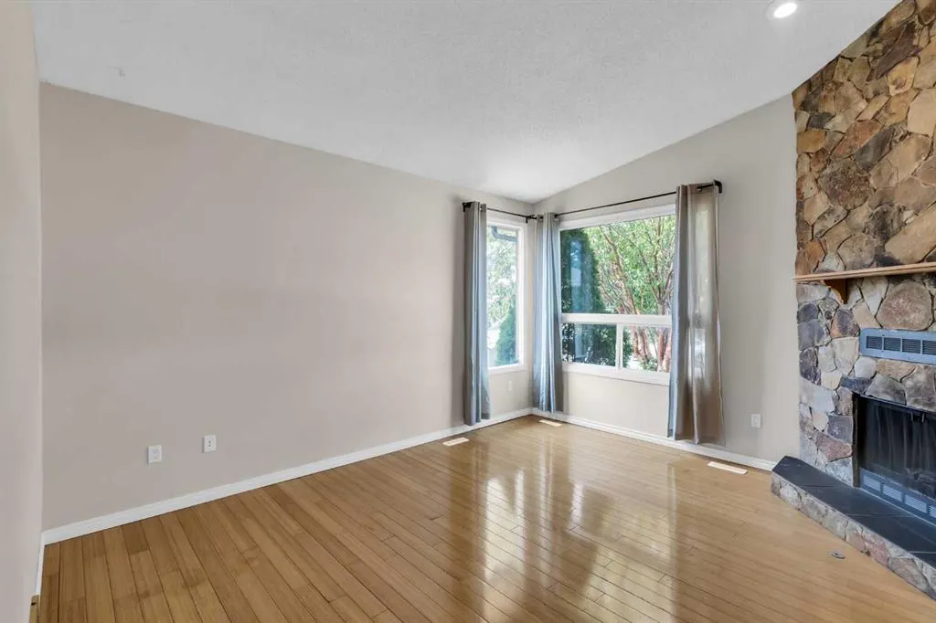 56 Castlefall Way NE