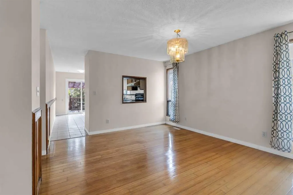 56 Castlefall Way NE