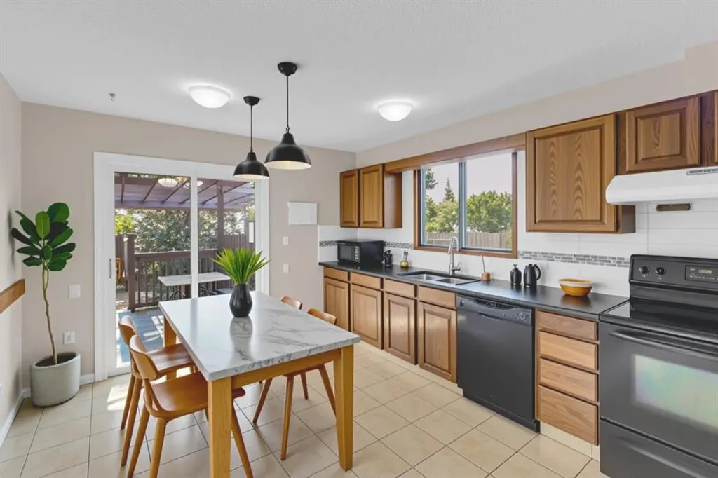 56 Castlefall Way NE