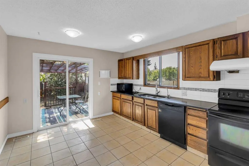 56 Castlefall Way NE