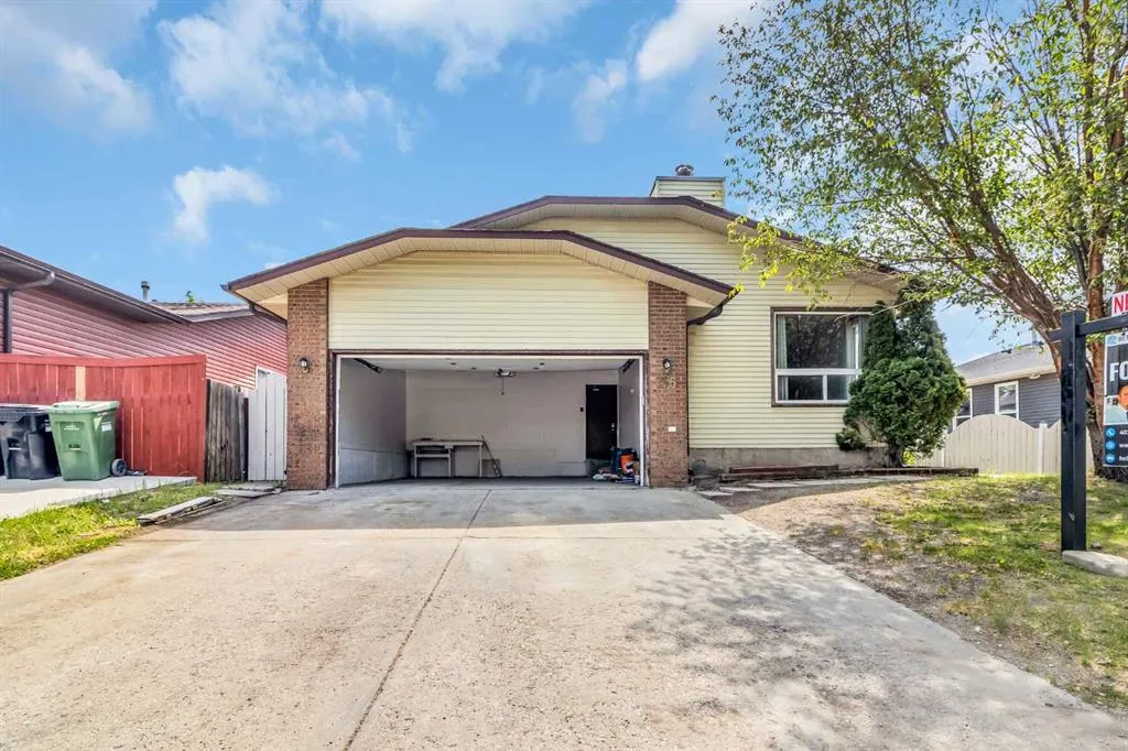 56 Castlefall Way NE