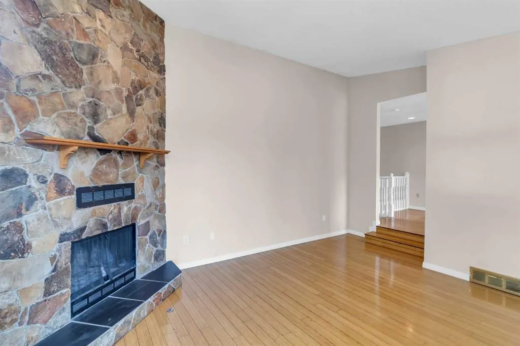 56 Castlefall Way NE
