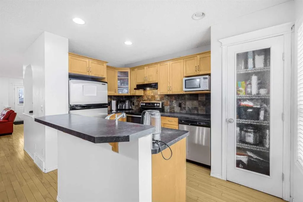 102 Evansford Grove NW
