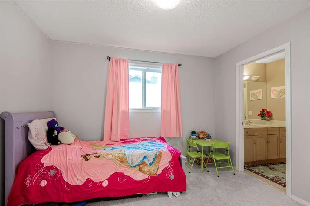 102 Evansford Grove NW