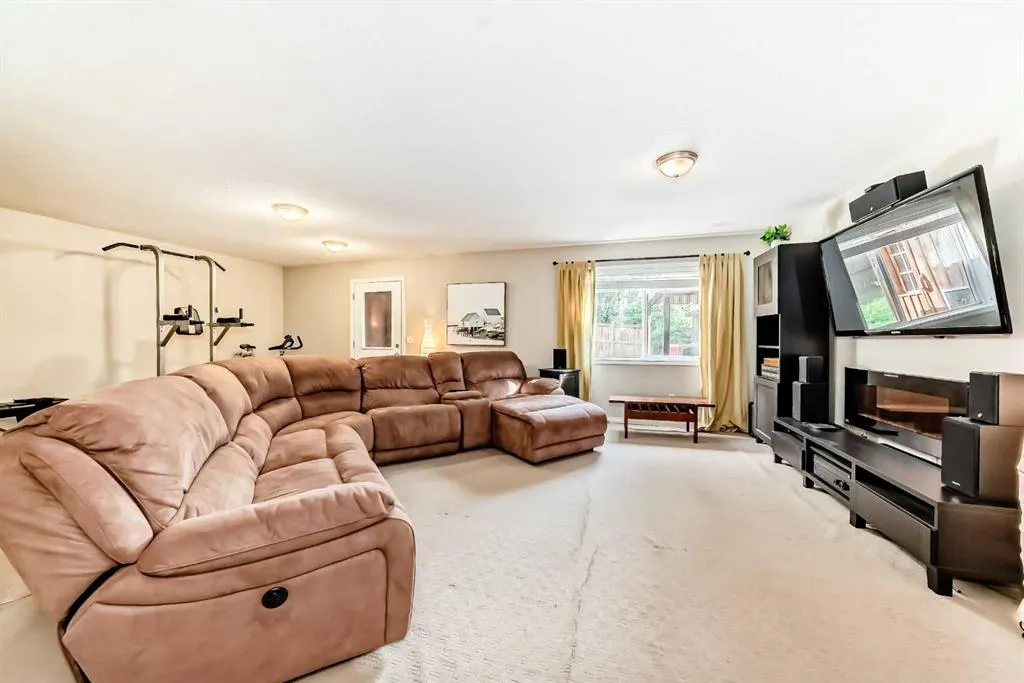 412 Highland Close
