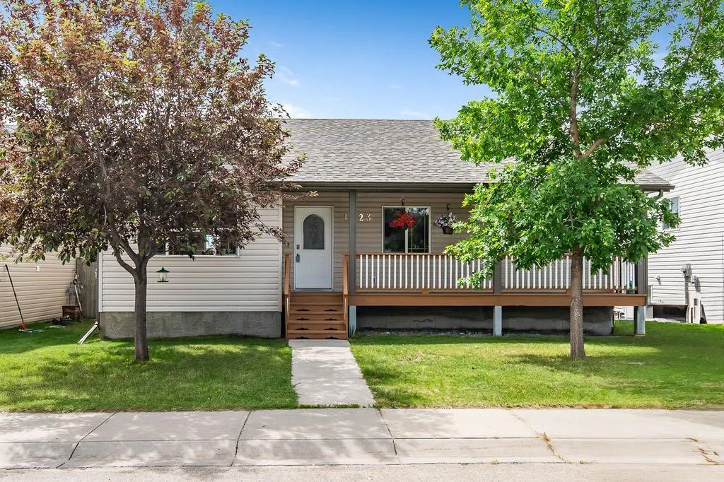 1923 Strathcona Terrace