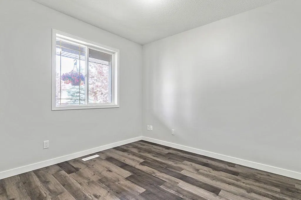 1923 Strathcona Terrace
