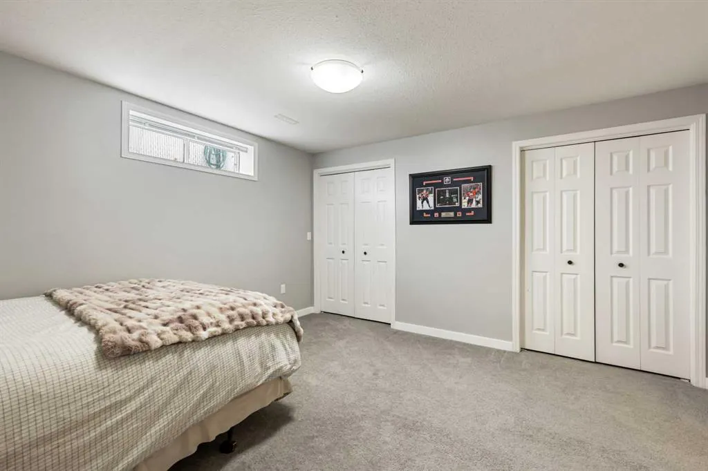 11 Strathmore Lakes Crescent