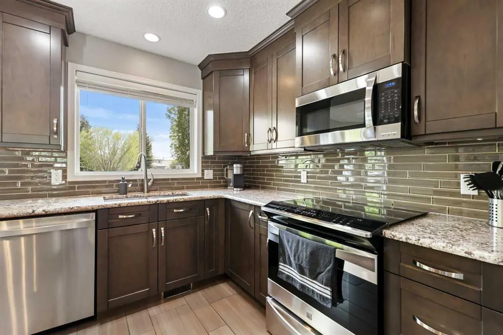 11 Strathmore Lakes Crescent