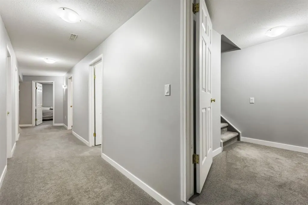 11 Strathmore Lakes Crescent