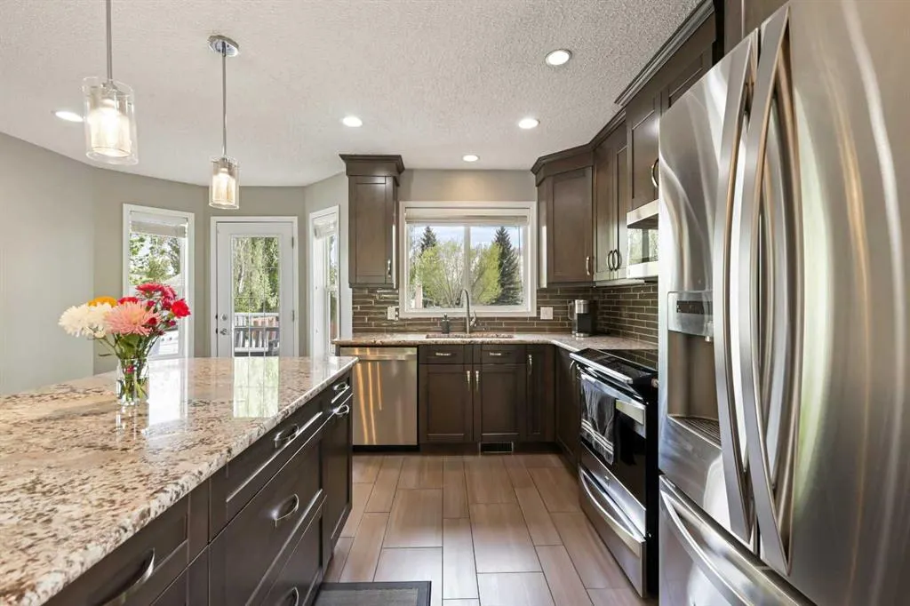 11 Strathmore Lakes Crescent