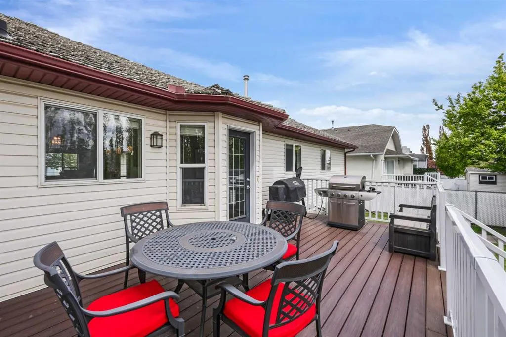 11 Strathmore Lakes Crescent