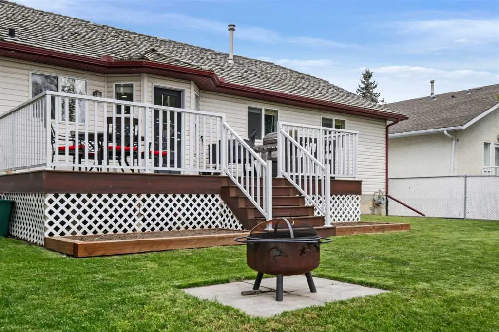11 Strathmore Lakes Crescent