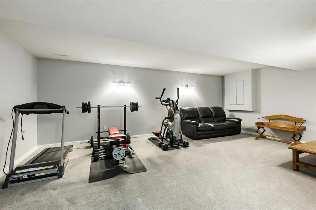 11 Strathmore Lakes Crescent