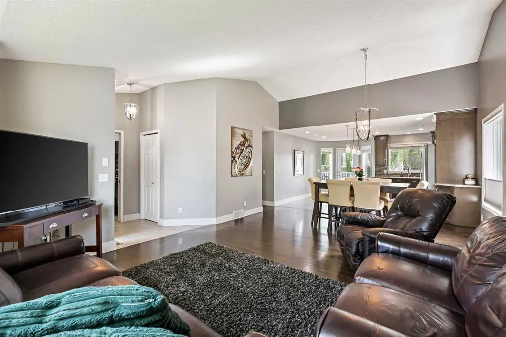 11 Strathmore Lakes Crescent
