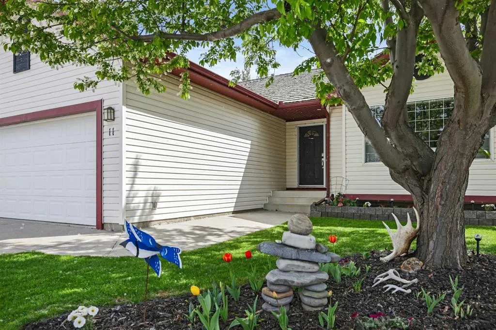 11 Strathmore Lakes Crescent