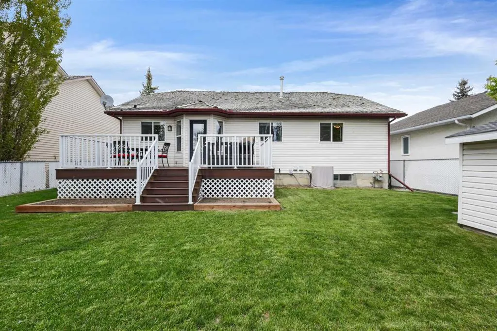 11 Strathmore Lakes Crescent