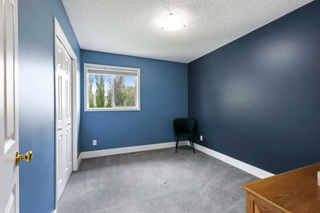 11 Strathmore Lakes Crescent
