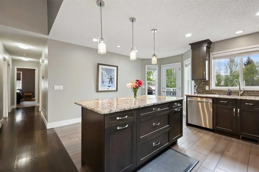11 Strathmore Lakes Crescent