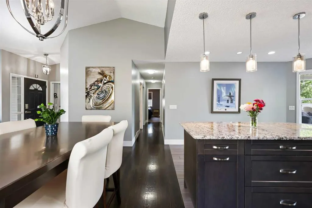 11 Strathmore Lakes Crescent