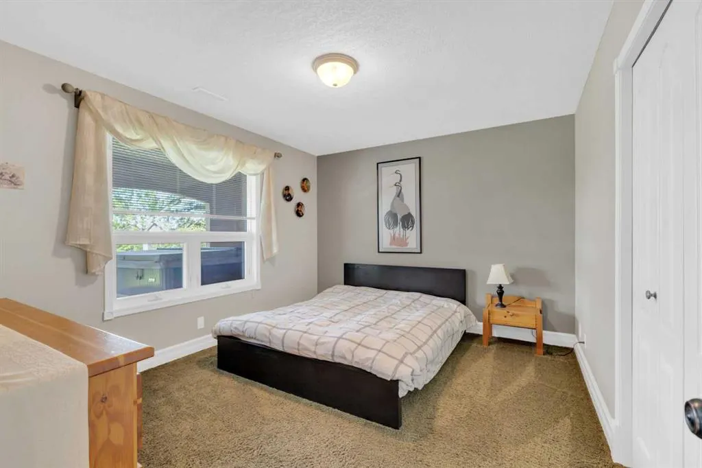 20 Lakes Close