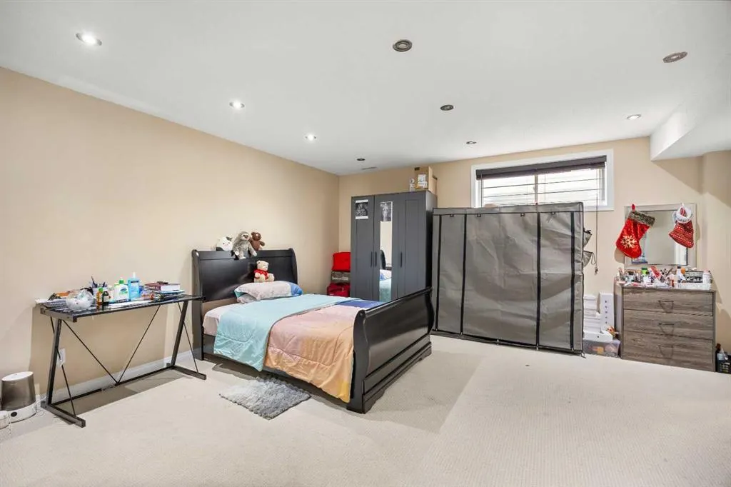 266 Royal Elm Road NW