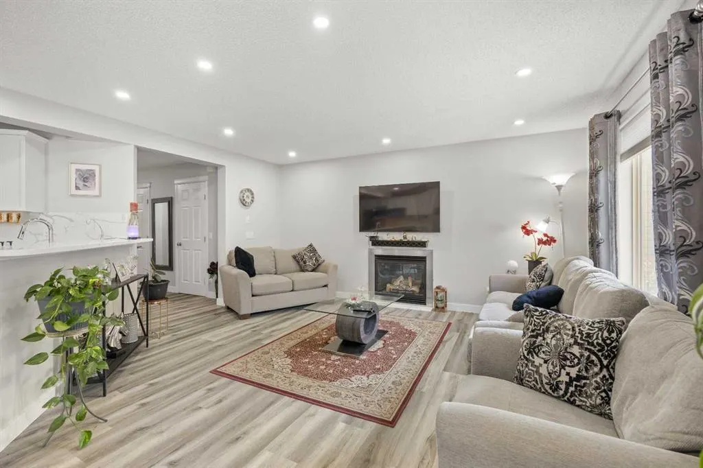 266 Royal Elm Road NW
