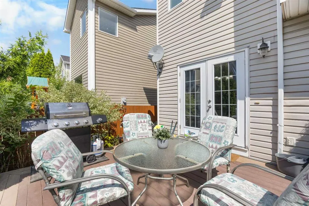 266 Royal Elm Road NW