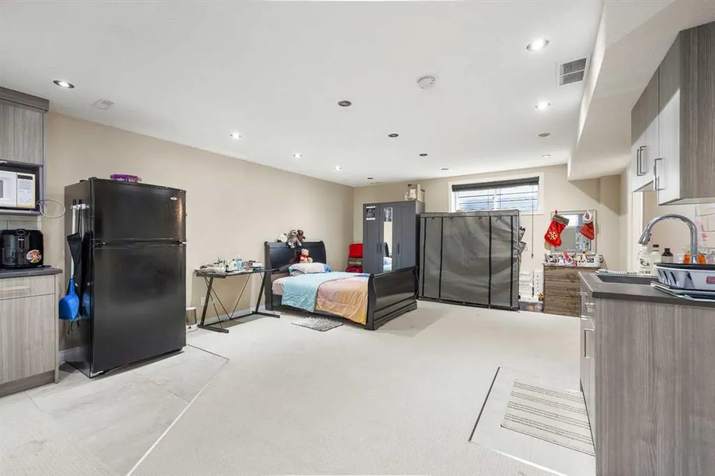 266 Royal Elm Road NW