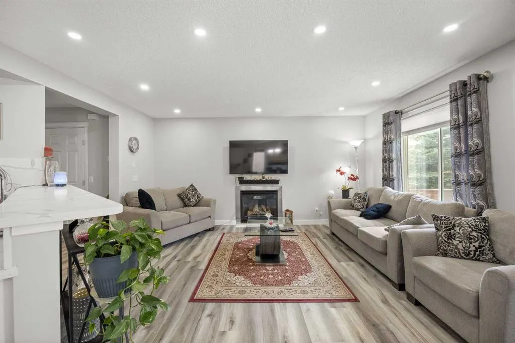266 Royal Elm Road NW