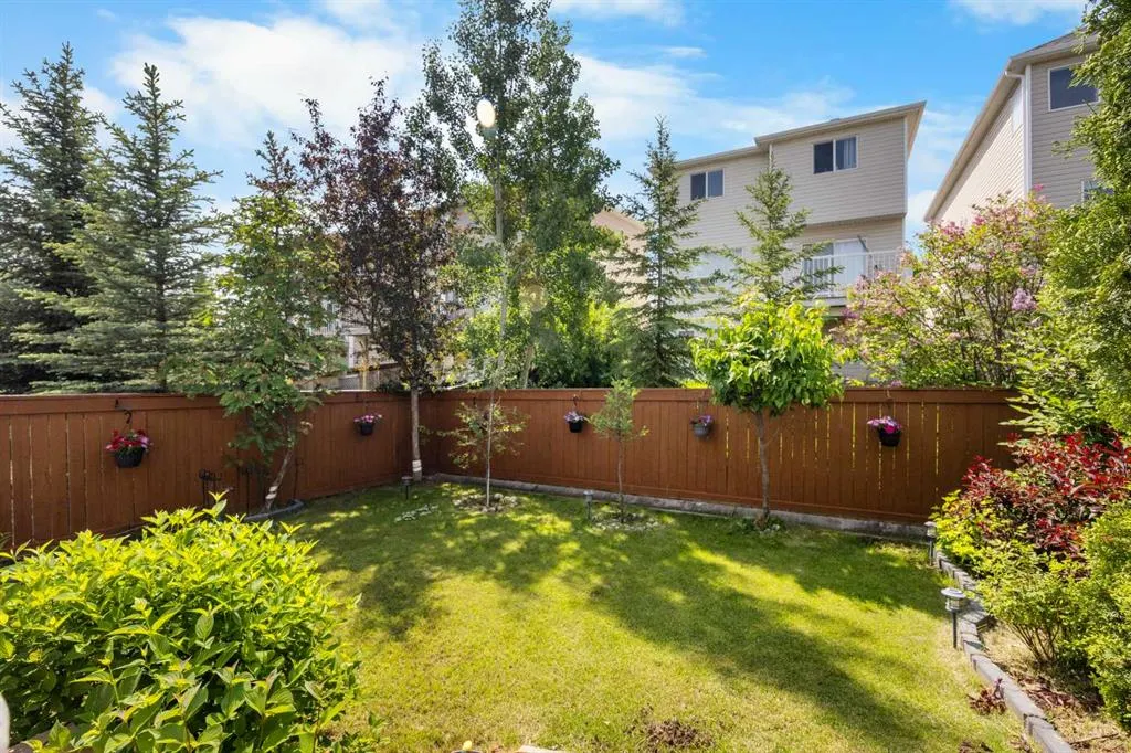 266 Royal Elm Road NW