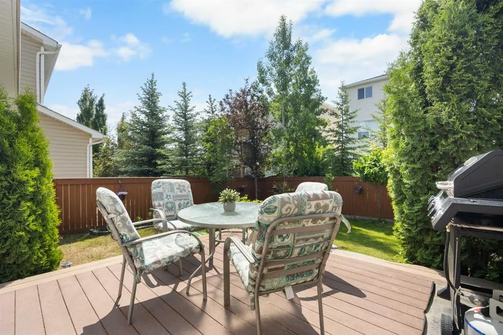 266 Royal Elm Road NW