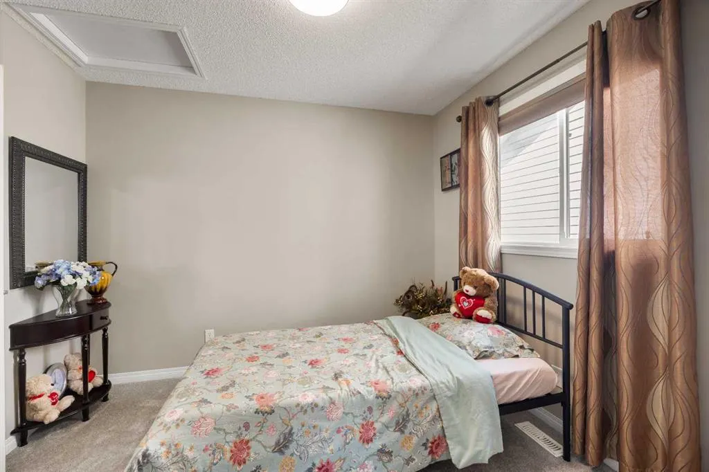 266 Royal Elm Road NW