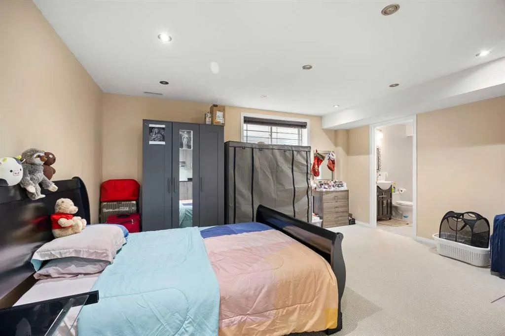 266 Royal Elm Road NW