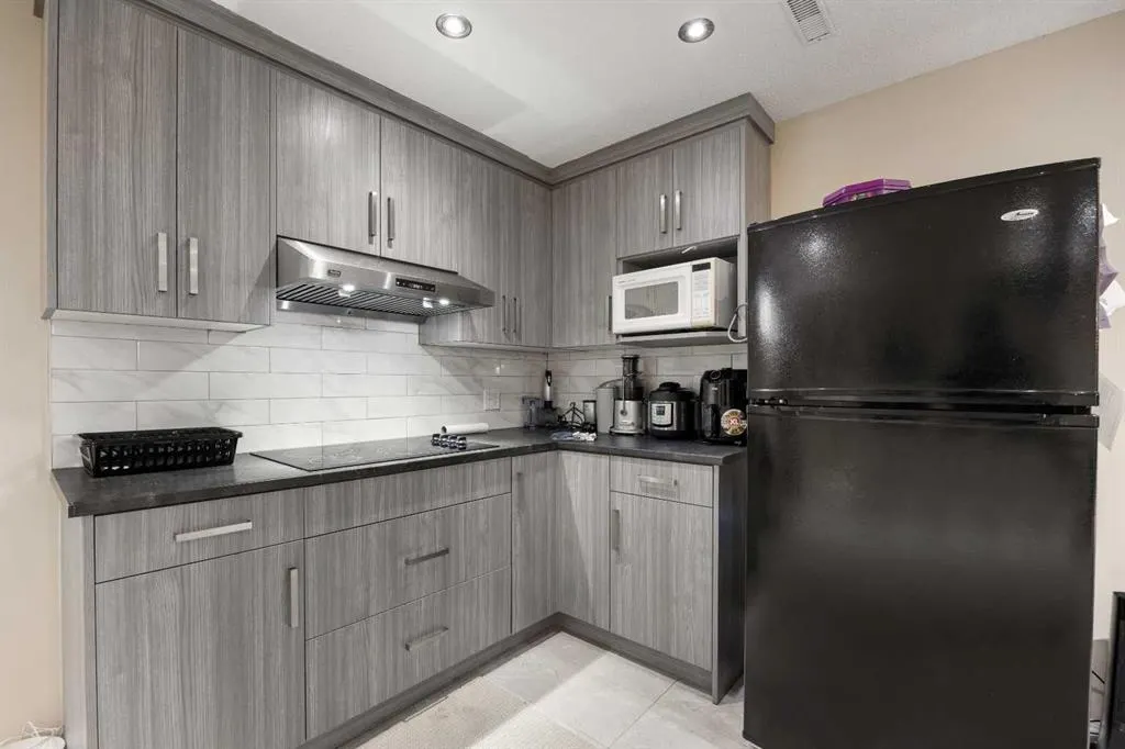 266 Royal Elm Road NW