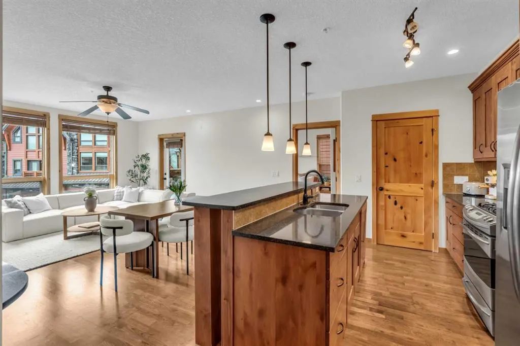 2100B STEWART CREEK Drive, #201