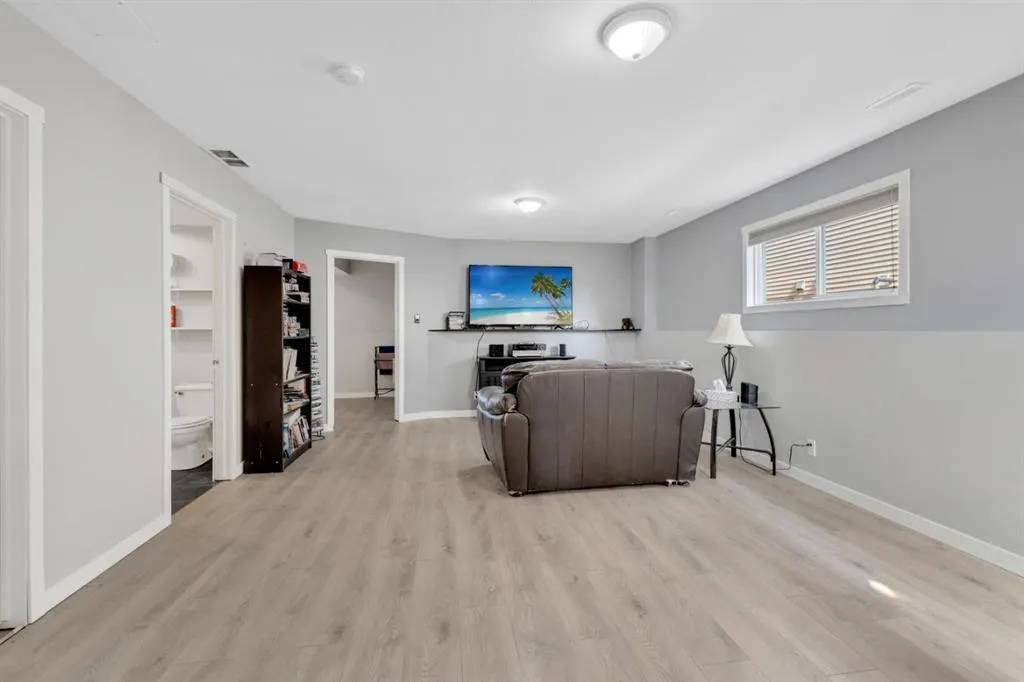 82 Hinshaw Drive W