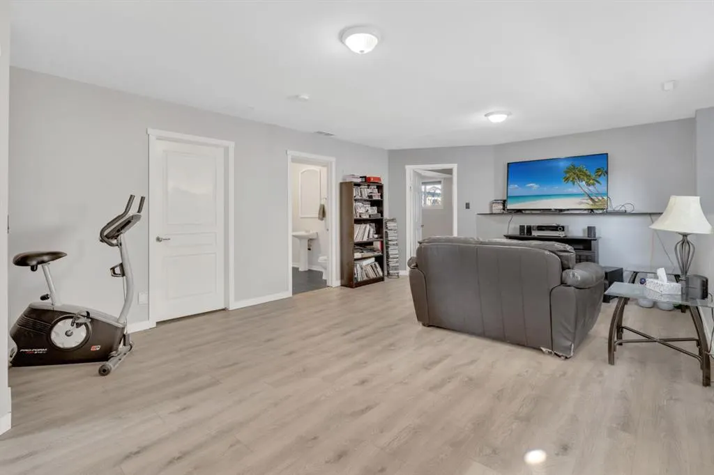 82 Hinshaw Drive W