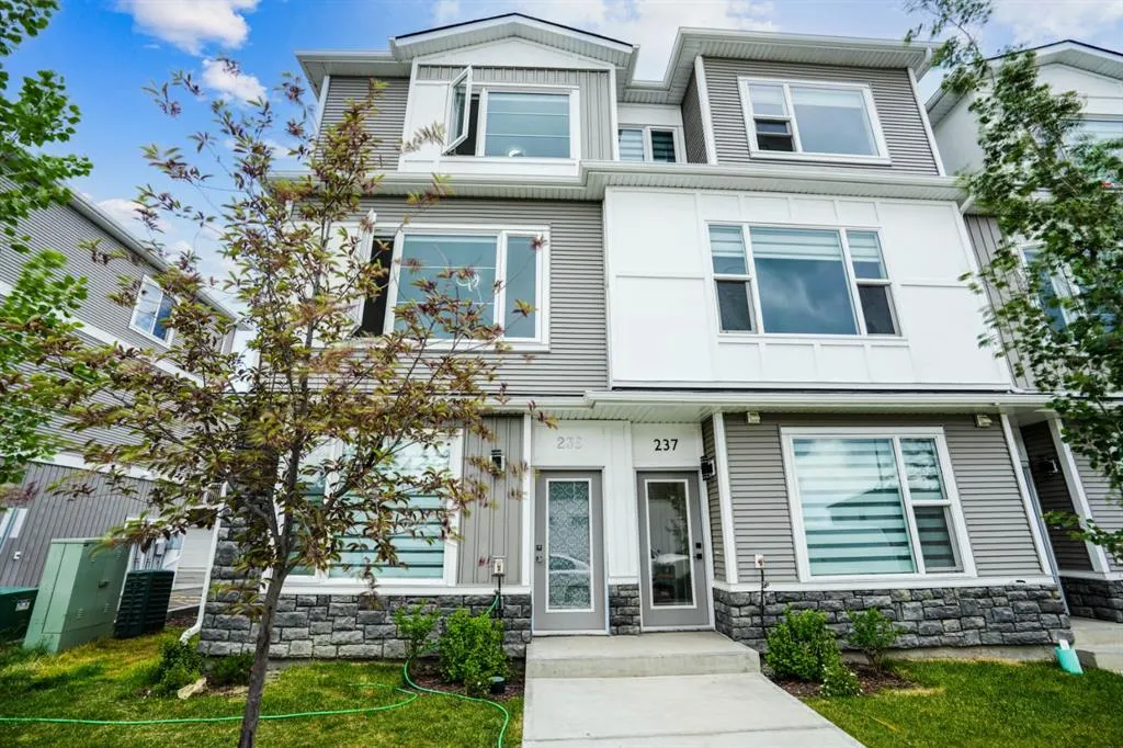 235 Saddlepeace Crescent NE